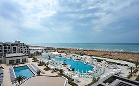 Sea Breeze Resort, Beachfront Apartment With A Balcony And Sea View
